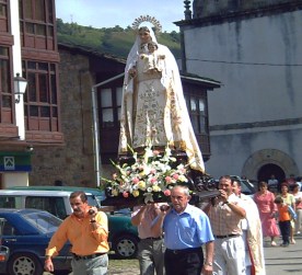 Ntra Sra de la Vega de Pas en procesión